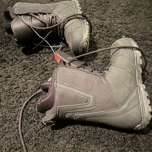 Burton moto laced snowboard boot